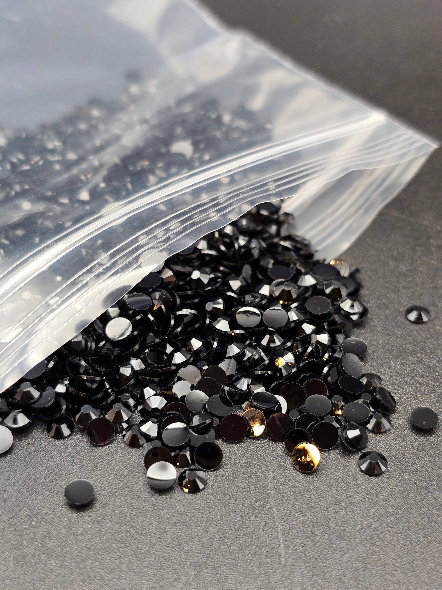 2000 x Resin & Jelly Flat Back Rhinestones 2-6mm Diamante Nail Art Craft Gems UK