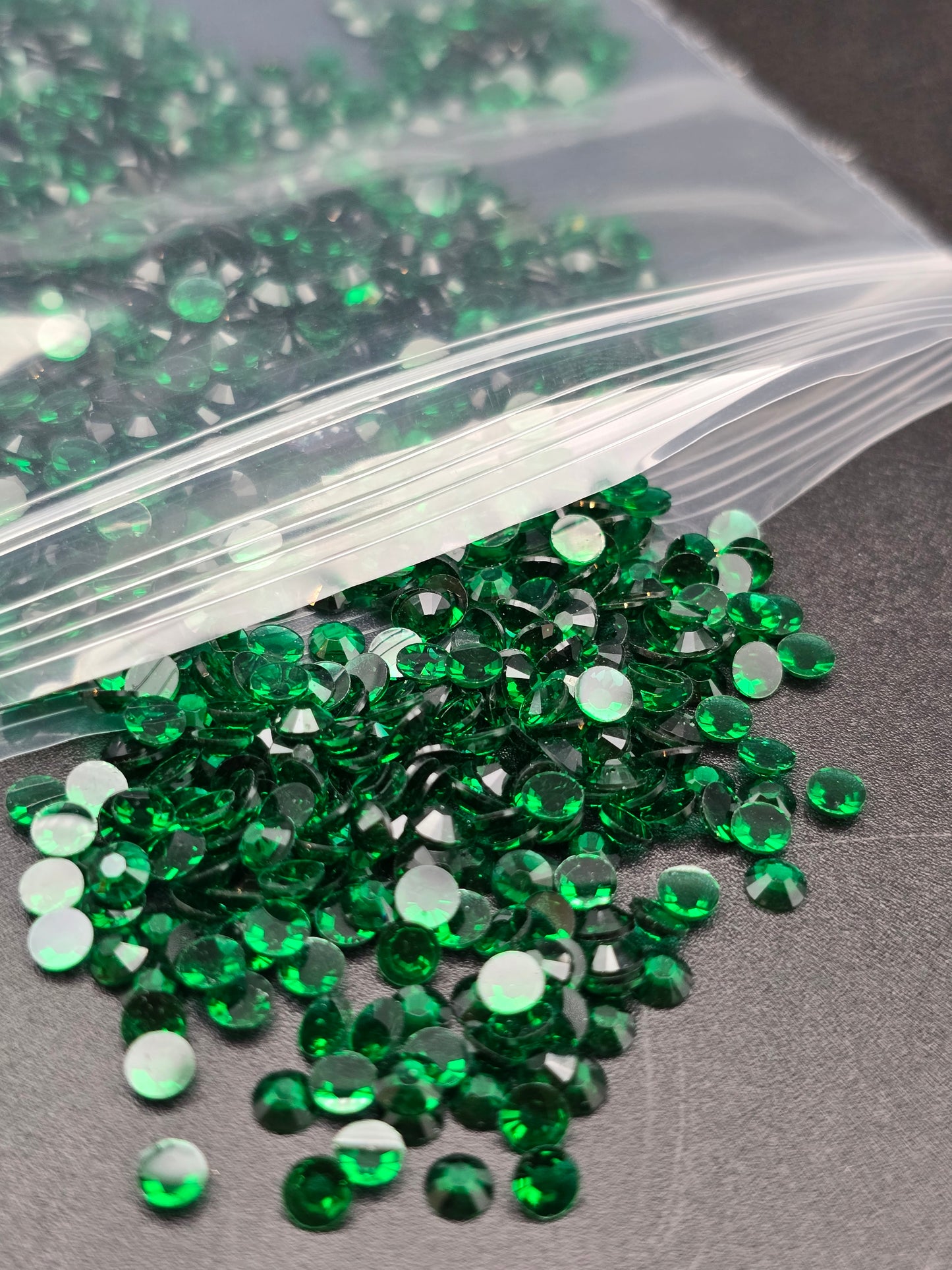 2000 x Resin & Jelly Flat Back Rhinestones 2-6mm Diamante Nail Art Craft Gems UK